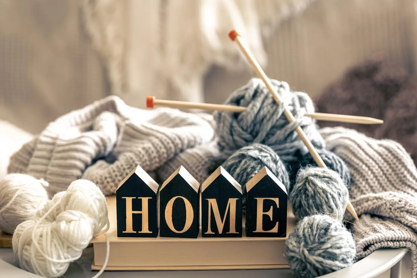 Gemütliche häusliche Komposition mit Fäden zum Stricken.