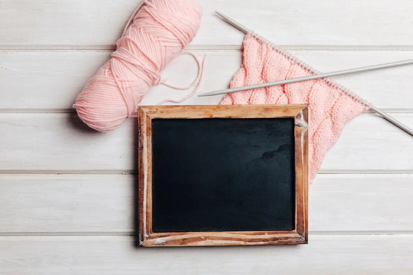 Schiefer auf pinker Wolle