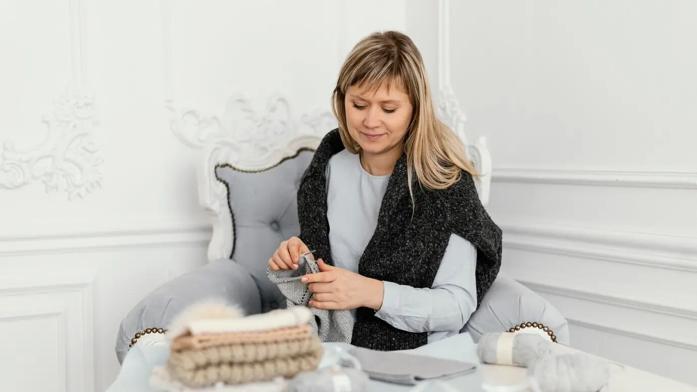 Halbnahe Aufnahme einer strickenden Frau.